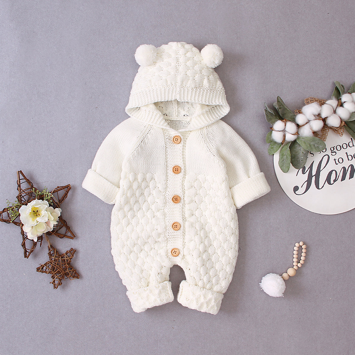 Combinaison-grenouillère bébé à capuche tricotée et boutonnée