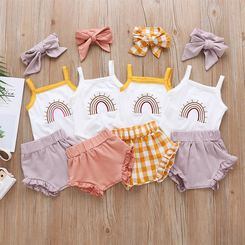 Ensemble trois pièces mode pour bébé fille : barboteuse à bretelles et short à carreaux