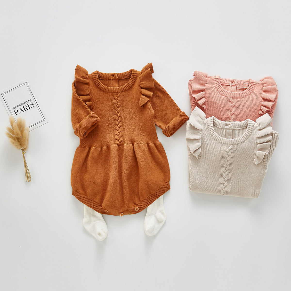 Combinaison bébé en tricot à petites manches volantées