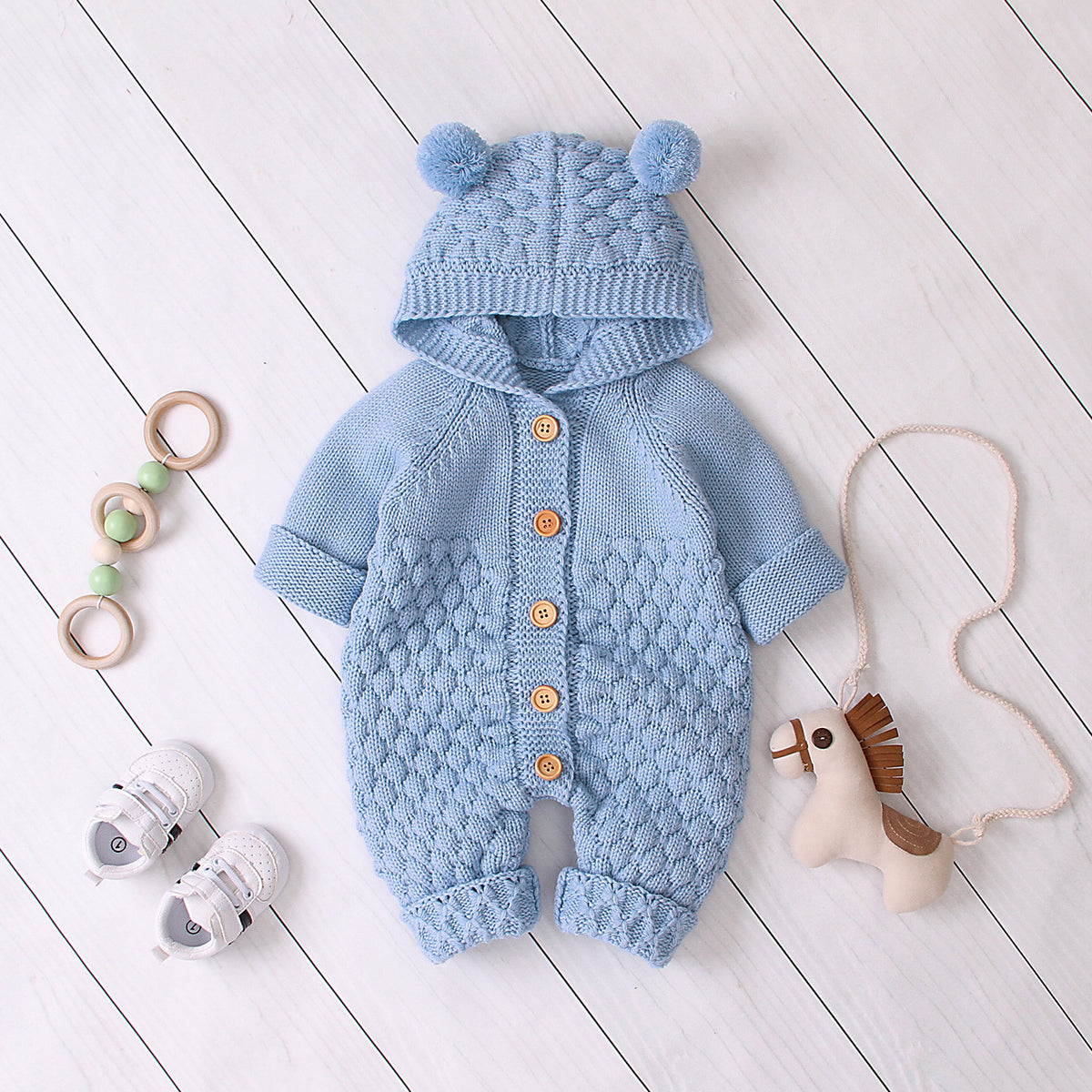 Combinaison-grenouillère bébé à capuche tricotée et boutonnée