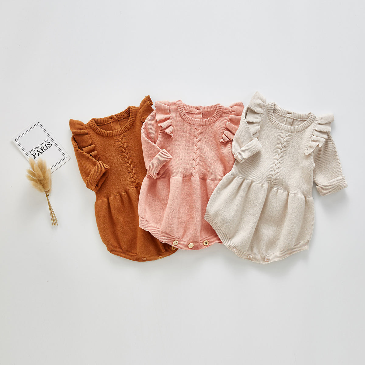 Combinaison bébé en tricot à petites manches volantées
