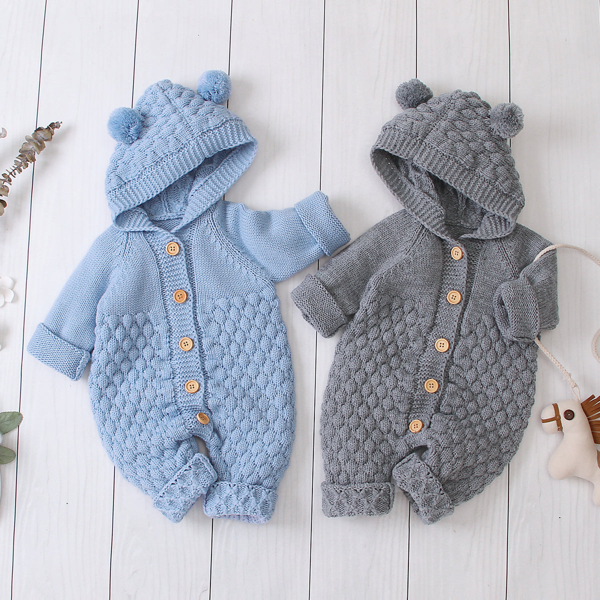 Combinaison-grenouillère bébé à capuche tricotée et boutonnée